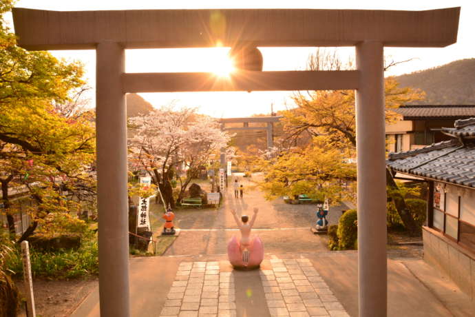 「桃太郎神社」の参道