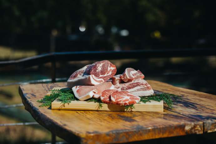 引き締まった赤身とほどよい脂身の焼き肉用モンヴェール・ポーク