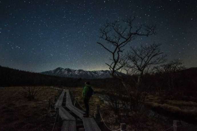 Moora Beatのナイトツアーで満天の星空を見上げている様子