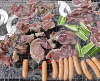 箱の森プレイパークのBBQで肉や野菜を焼いている様子