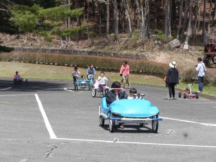 箱の森プレイパークのおもしろ自転車で楽しむ人達の様子