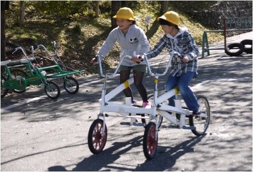 箱の森プレイパークのおもしろ自転車で楽しむ人達の様子