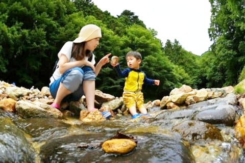 箱の森プレイパークの水場で遊ぶ親子