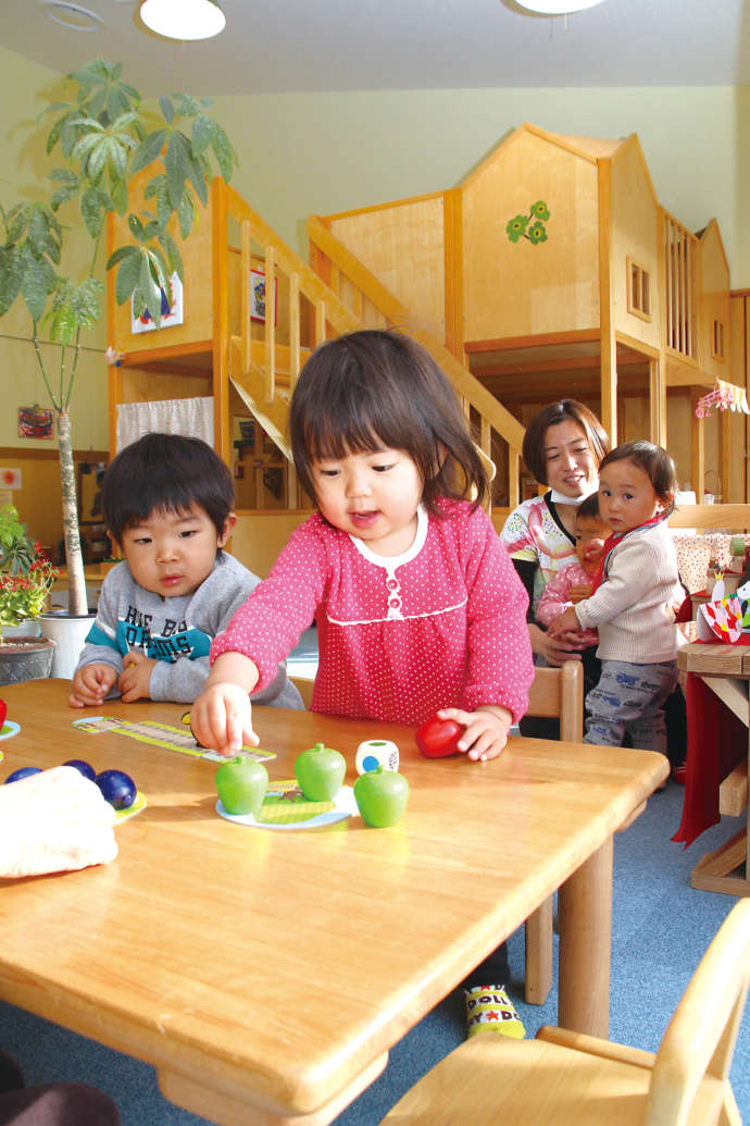 森町の保育所で遊んでいる子どもたち