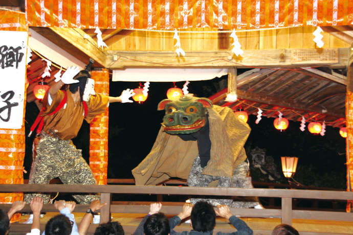 天宮神社で行われる十二段舞楽のようす