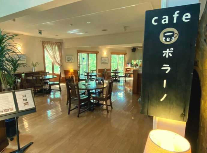 Cafe ポラーノの入り口から店内を眺めた様子