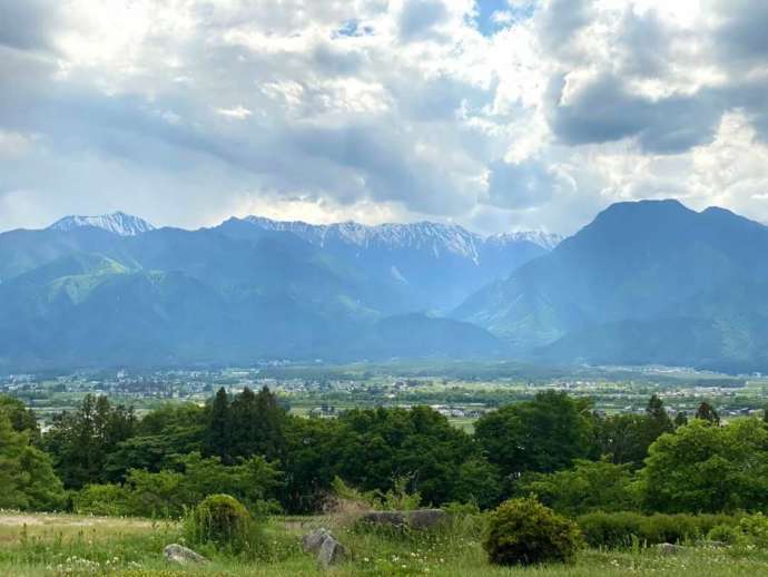 有明富士とその麓の里山が広がる安曇野の風景