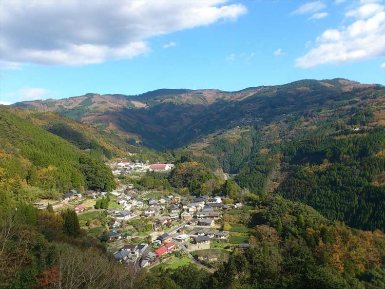 諸塚村観光協会のある宮崎県東臼杵郡諸塚村の山間にある集落