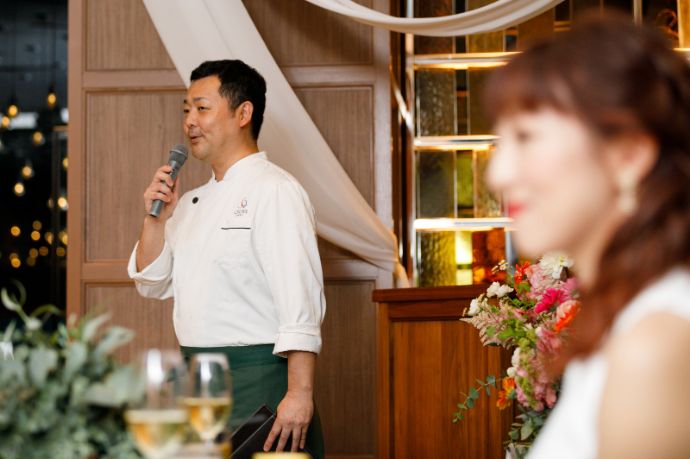 東京都港区にあるモスクロストーキョーのシェフとレストランウェディングを行う新婦