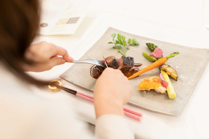 東京都港区にあるモスクロストーキョーのレストランウェディングでの食事