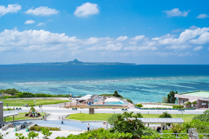 美ら海水族館の展望スポットから見える景色