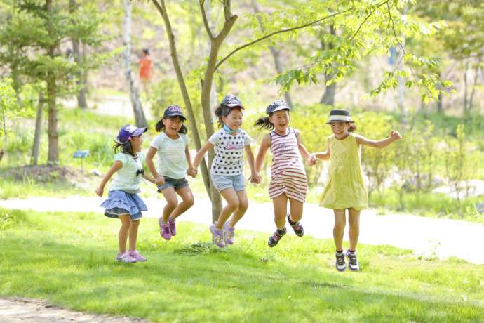 本宮市の公園で遊ぶ子どもたち