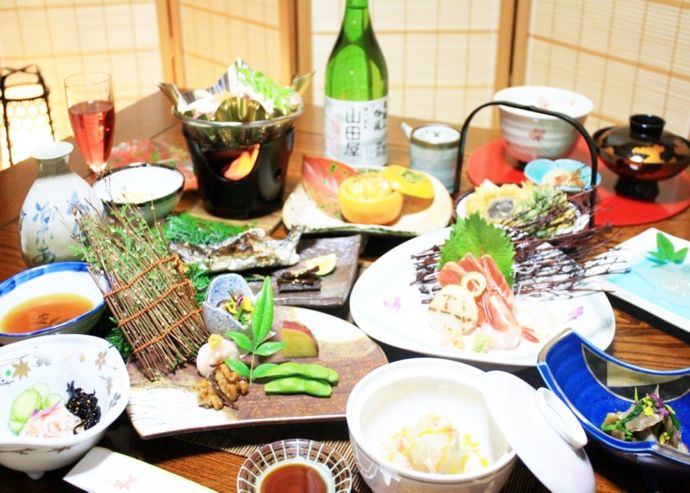 「山田屋旅館」の夕食で供される「奥久慈会席料理」（一例）