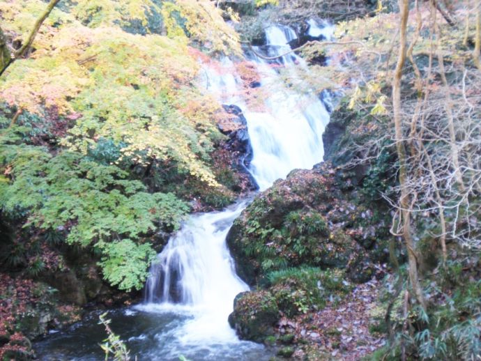 「山田屋旅館」の近くにある「横川の下滝（しもたき）」