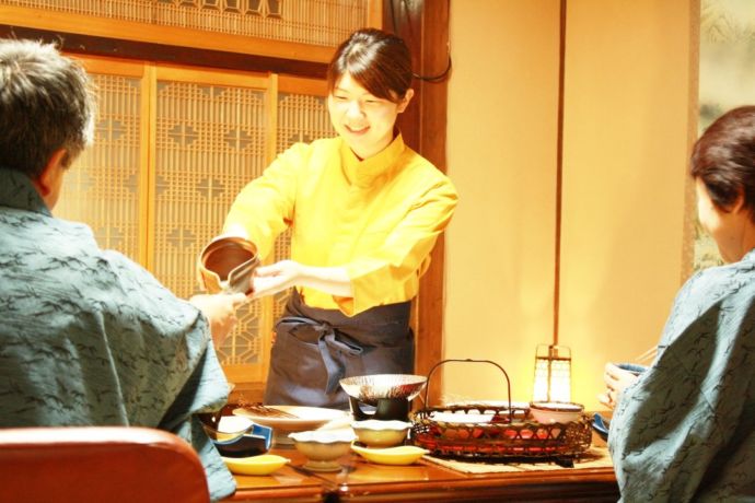 「山田屋旅館」の20代目若女将・小林さんの近影（中央）