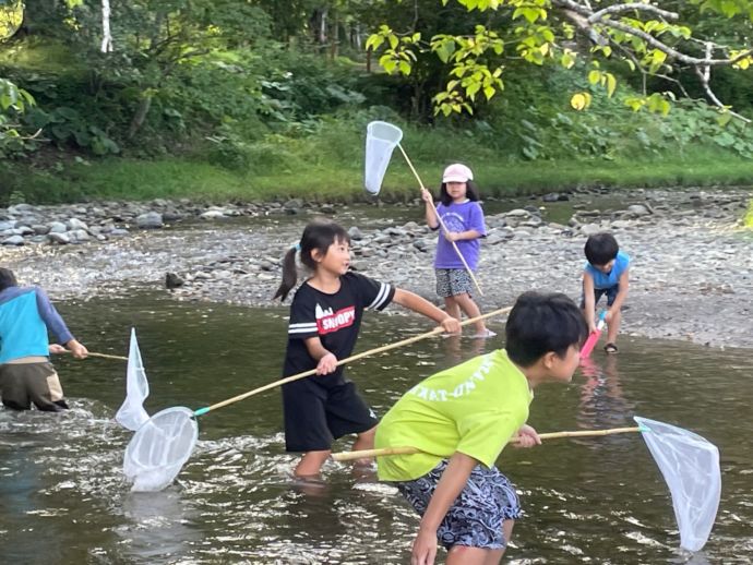 むかわ町の「むかこみゅ」の様子。川遊びをしている子どもたち