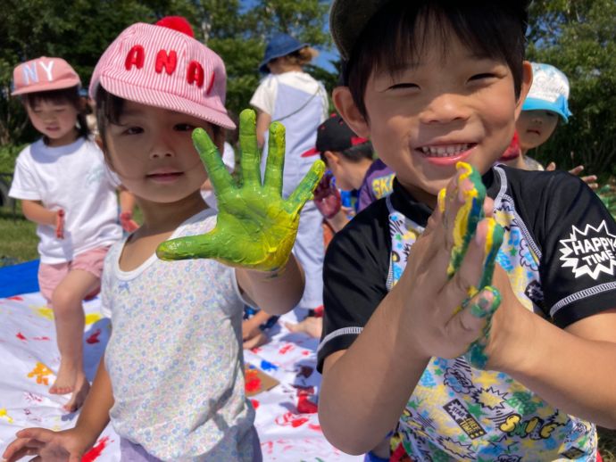 むかわ町の「むかこみゅ」の様子。絵の具遊びをしている子どもたち