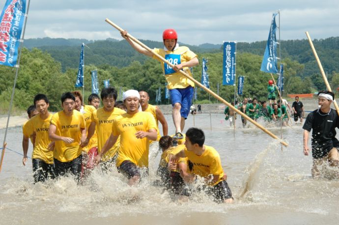 むかわ町の「流送まつり」で行われる「全道人間流送競技」