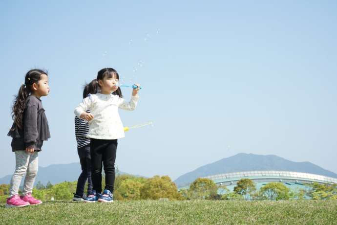 宗像市の公園で遊ぶ子ども達