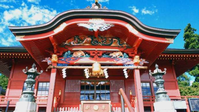 赤色が目をひく武蔵御嶽神社の幣殿・拝殿