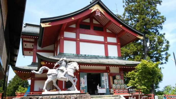 武蔵御嶽神社の「宝物殿と畠山重忠像」