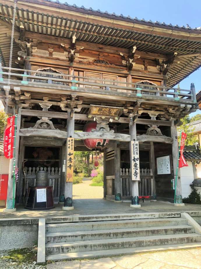 「豪商 稲葉本家」から近い「宝珠山 如意寺（にょいじ）」の山門