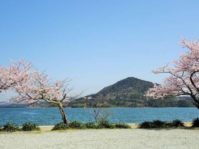 「豪商 稲葉本家」から近い「宝珠山 如意寺」の山門から望む久美浜湾と「兜山」