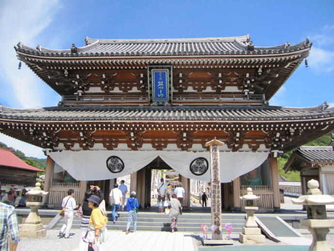 恐山大祭時の山門