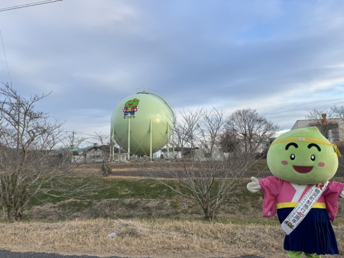 睦沢町マスコットキャラクターうめ丸くんと天然ガスタンク