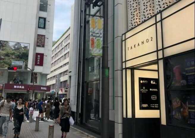 「鍋ぞう 新宿三丁目店」のある新宿高野第二ビルの入り口