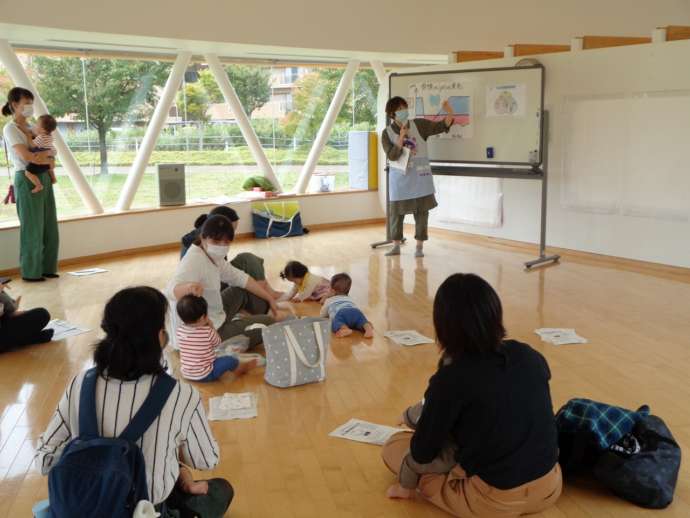 「子育ての駅てくてく」で過ごしている母子連れ