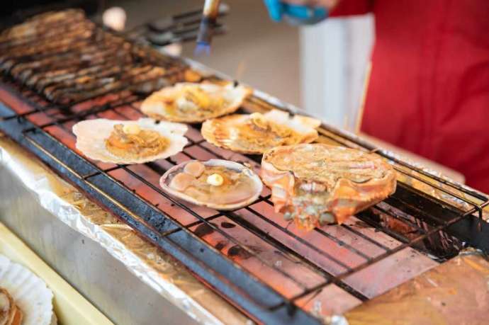 新潟県長岡市にある寺泊魚の市場通りで焼かれているホタテやカニ