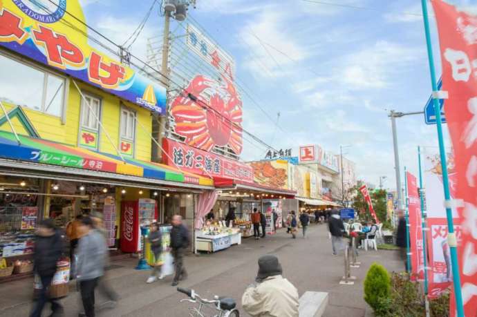 寺泊魚の市場通りの賑やかな風景