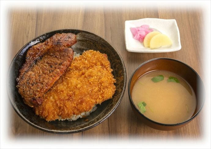 「寳 TERAS」で提供している「はーふ丼」