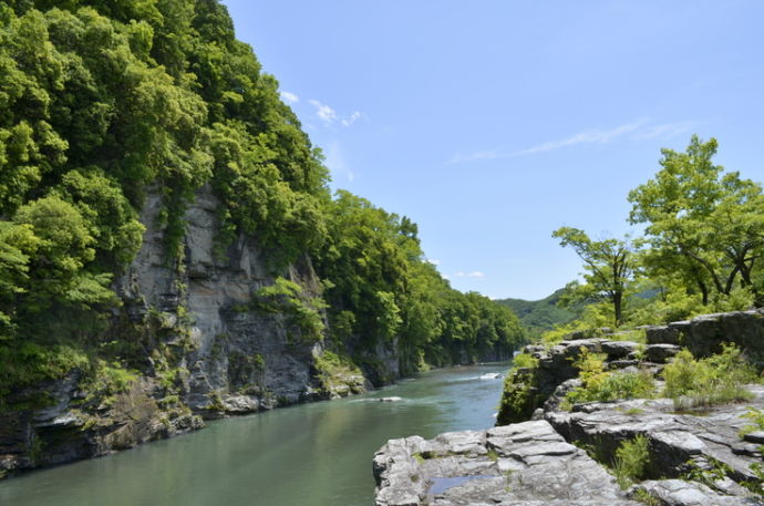 特有の平坦な岩場が続く長瀞岩畳