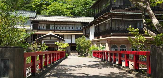 「四万温泉」の積善館に続く橋