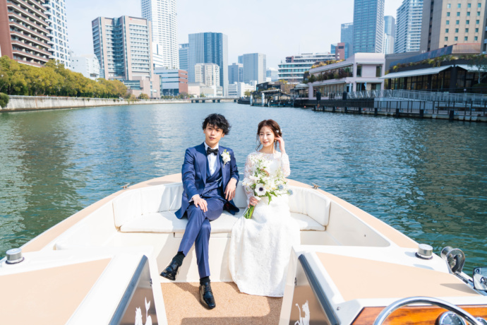 「ナカノシマテラス #アンドミー」の演出：水上ボートを使って入場する新郎新婦