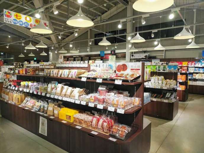 北海道亀田郡七飯町にある「道の駅なないろ・ななえ」でお土産品が売られている様子