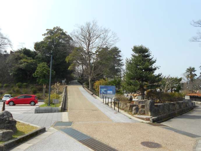 桜やツツジの名所である小丸山城址公園