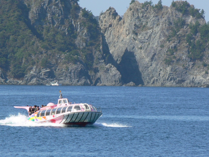 青海島観光汽船ピンクシータスの青海島めぐりの様子