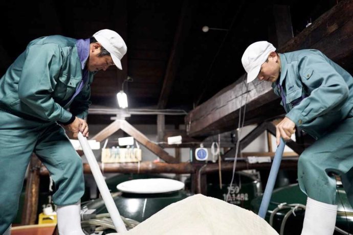 長野県木曽郡の酒蔵「七笑酒造」での酒造りの様子