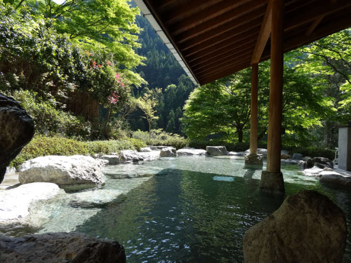 南部町にある奥山温泉の露天風呂