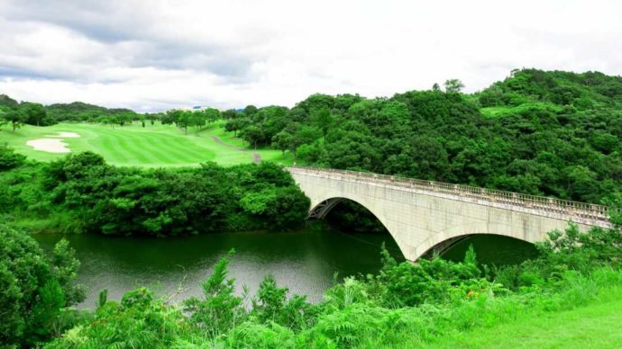 石橋が美しい南紀白浜ゴルフ倶楽部の5番コース