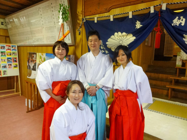 佐賀県佐賀市にある縁結びの男女神社の禰宜さん・巫女さん