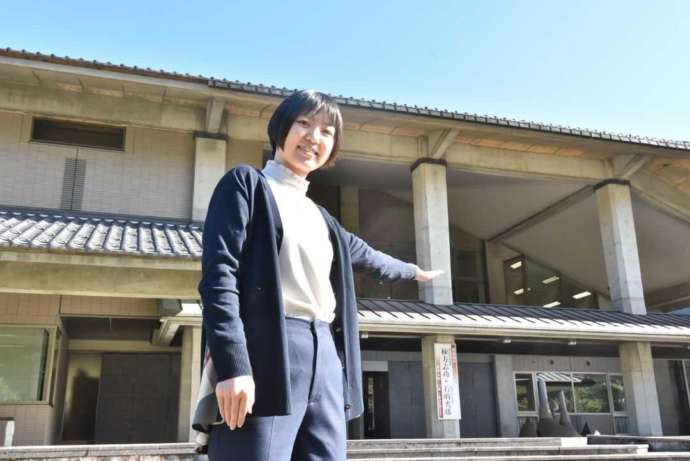 「南砺市立福光美術館」外観入口付近の様子と小森さん