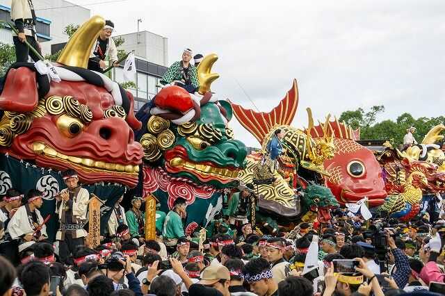 唐津くんちは毎年人々がごった返す賑わいを見せる