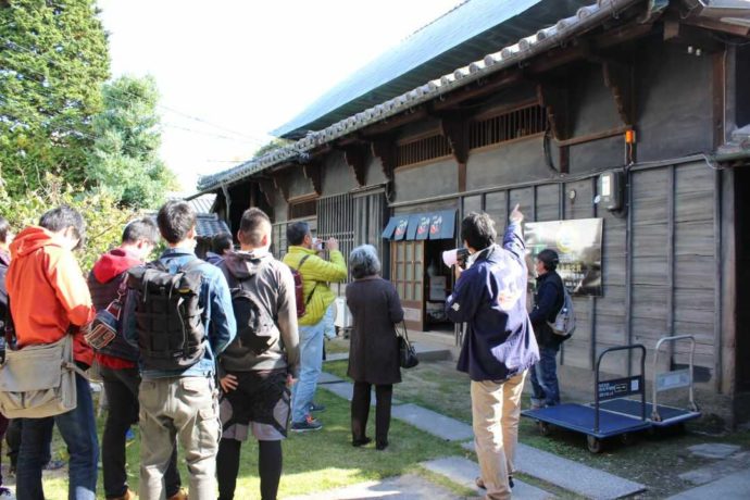 本家松浦酒造でおこなわれている蔵見学の様子