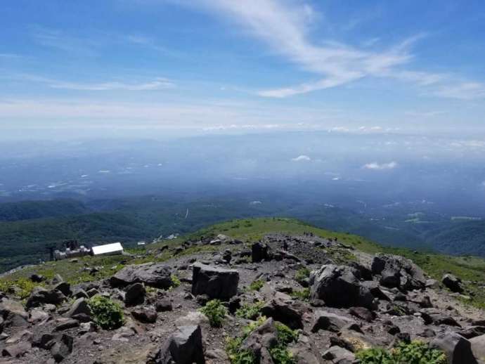 栃木県那須郡那須町の「那須ロープウェイ」を経由してたどり着いた茶臼岳山頂の様子