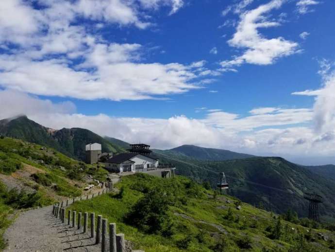 栃木県那須郡那須町の「那須ロープウェイ」の山頂駅舎建屋