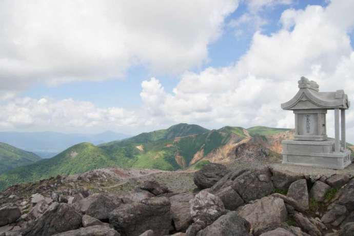 栃木県那須郡那須町の「那須ロープウェイ」を経由してたどり着いた茶臼岳山頂にある祠